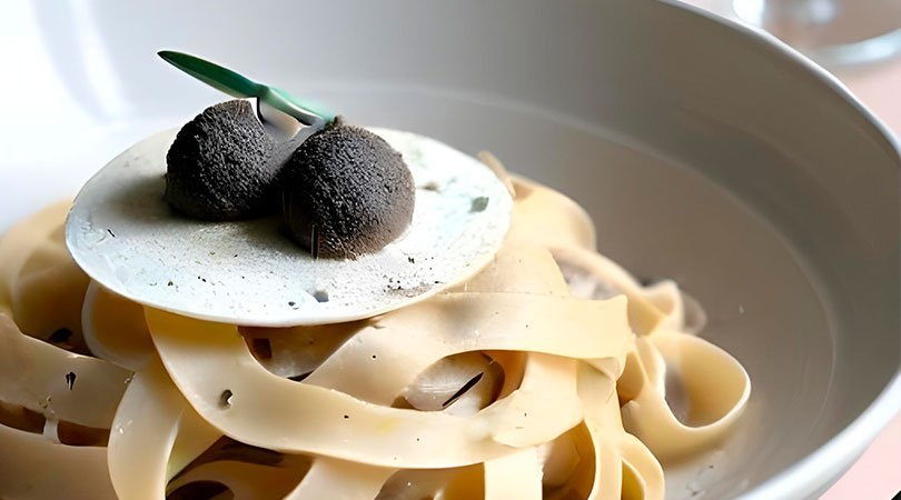 Tagliatelle al Huevo con Mantequilla de Salvia y Brisure de Trufa Negra
