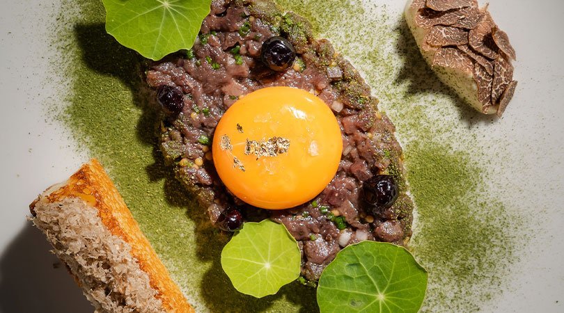 receta-de-Tartar-de-Atún-con-Aguacate-y-Brisure-de-Trufa-Negra-Un-Plato-Fresco-y-Gourmet